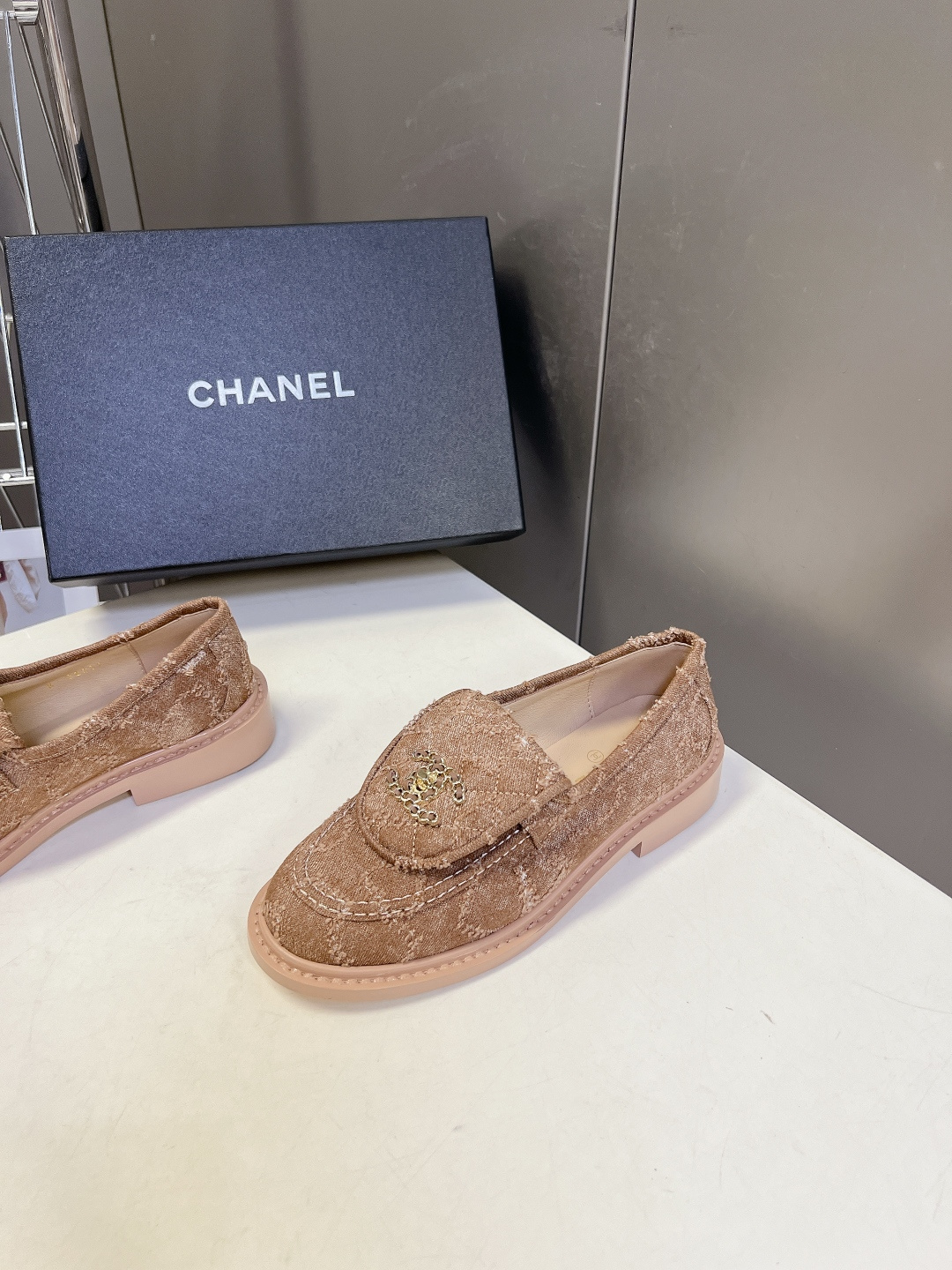 CHANEL香奈儿经典菱格双C乐福鞋超多明星网红种草 鞋盖沿用品牌标志性菱格车缝工艺 搭配可旋转开合金属 CHANEL香奈儿经典菱格双C乐福鞋超多明星网红种草 鞋盖沿用品牌标志性菱格车缝工艺 搭配可旋转开合金属