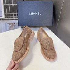 CHANEL香奈儿经典菱格双C乐福鞋超多明星网红种草 鞋盖沿用品牌标志性菱格车缝工艺 搭配可旋转开合金属 CHANEL香奈儿经典菱格双C乐福鞋超多明星网红种草 鞋盖沿用品牌标志性菱格车缝工艺 搭配可旋转开合金属