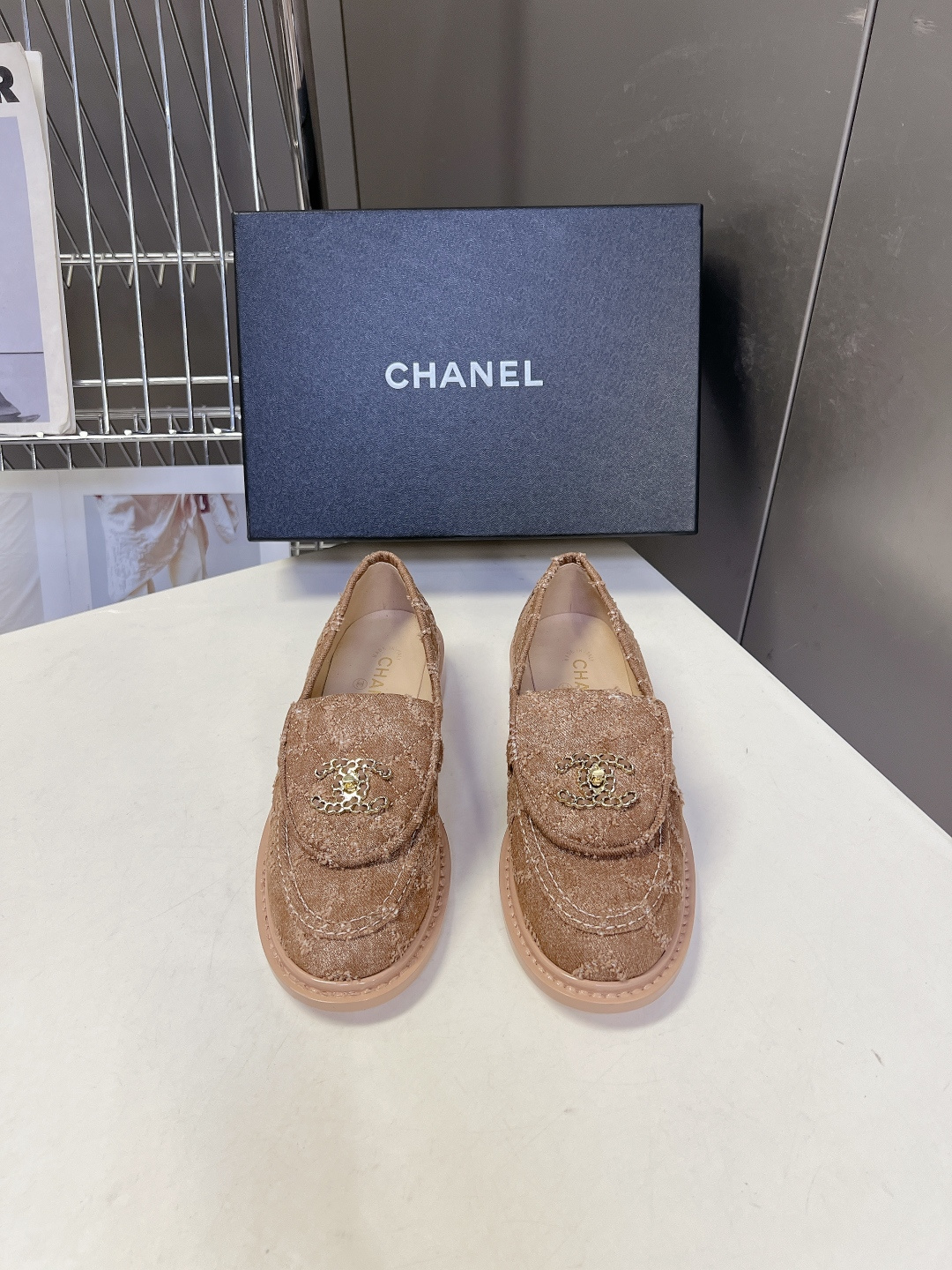 CHANEL香奈儿经典菱格双C乐福鞋超多明星网红种草 鞋盖沿用品牌标志性菱格车缝工艺 搭配可旋转开合金属