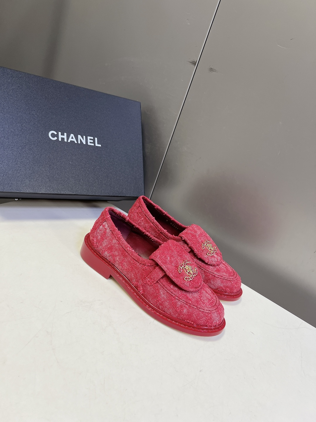 CHANEL香奈儿经典菱格双C乐福鞋超多明星网红种草 鞋盖沿用品牌标志性菱格车缝工艺 搭配可旋转开合金属 CHANEL香奈儿经典菱格双C乐福鞋超多明星网红种草 鞋盖沿用品牌标志性菱格车缝工艺 搭配可旋转开合金属