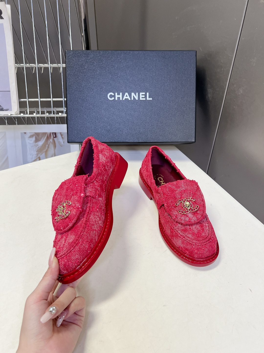 CHANEL香奈儿经典菱格双C乐福鞋超多明星网红种草 鞋盖沿用品牌标志性菱格车缝工艺 搭配可旋转开合金属 CHANEL香奈儿经典菱格双C乐福鞋超多明星网红种草 鞋盖沿用品牌标志性菱格车缝工艺 搭配可旋转开合金属