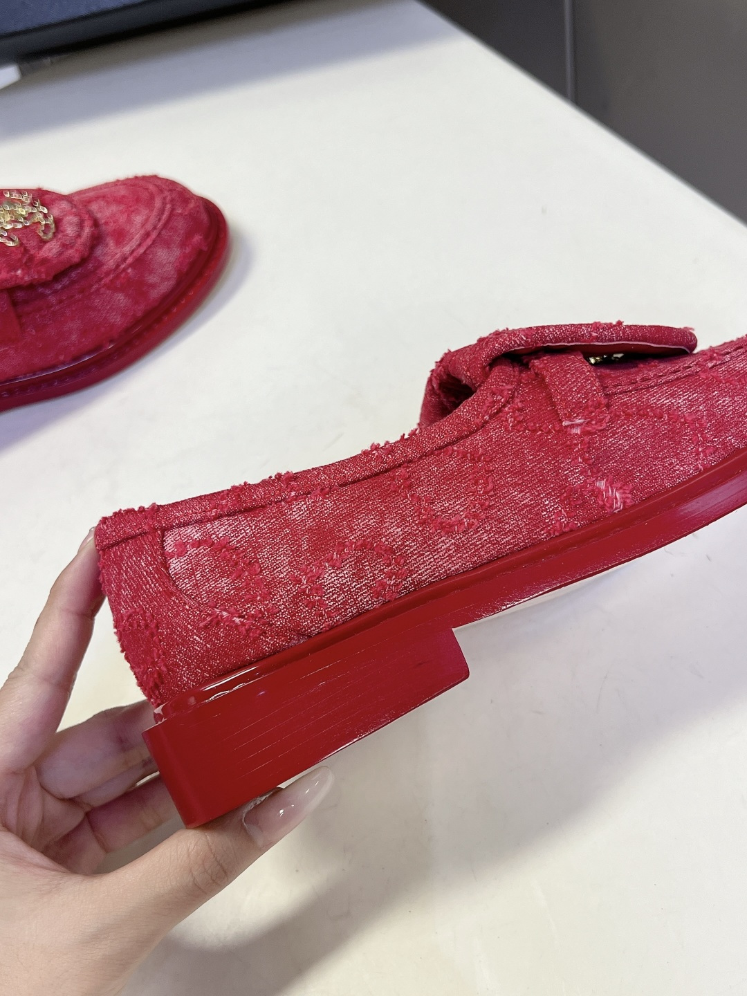 CHANEL香奈儿经典菱格双C乐福鞋超多明星网红种草 鞋盖沿用品牌标志性菱格车缝工艺 搭配可旋转开合金属 CHANEL香奈儿经典菱格双C乐福鞋超多明星网红种草 鞋盖沿用品牌标志性菱格车缝工艺 搭配可旋转开合金属