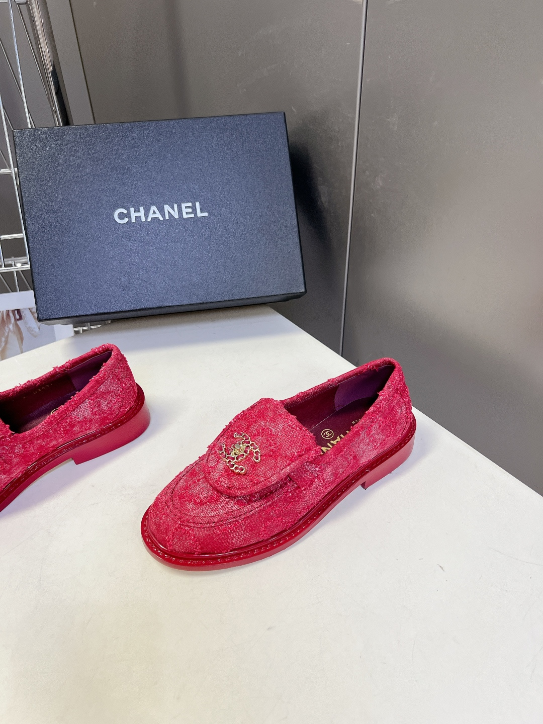 CHANEL香奈儿经典菱格双C乐福鞋超多明星网红种草 鞋盖沿用品牌标志性菱格车缝工艺 搭配可旋转开合金属 CHANEL香奈儿经典菱格双C乐福鞋超多明星网红种草 鞋盖沿用品牌标志性菱格车缝工艺 搭配可旋转开合金属