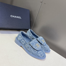CHANEL香奈儿经典菱格双C乐福鞋超多明星网红种草 鞋盖沿用品牌标志性菱格车缝工艺 搭配可旋转开合金属 CHANEL香奈儿经典菱格双C乐福鞋超多明星网红种草 鞋盖沿用品牌标志性菱格车缝工艺 搭配可旋转开合金属