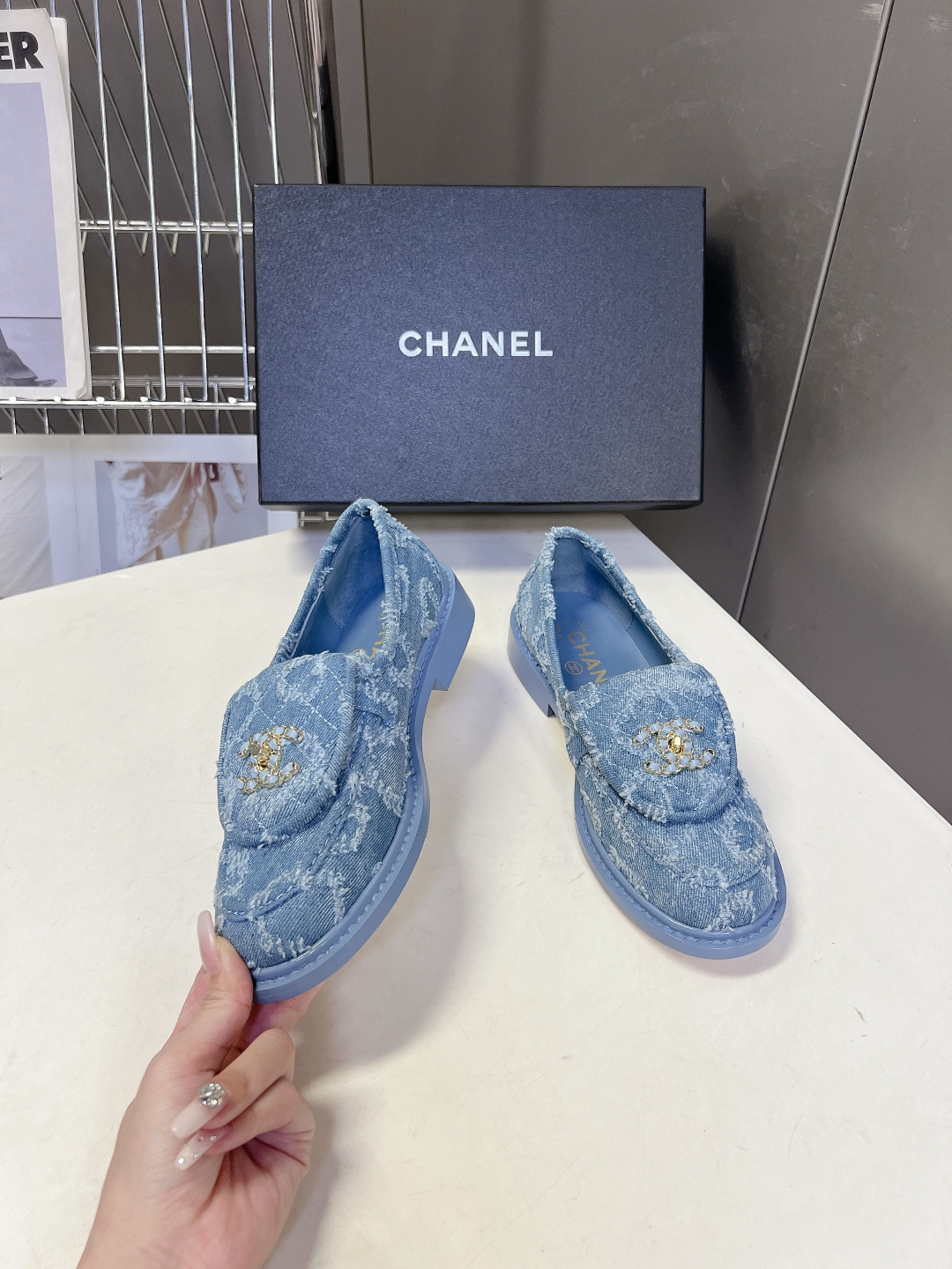 CHANEL香奈儿经典菱格双C乐福鞋超多明星网红种草 鞋盖沿用品牌标志性菱格车缝工艺 搭配可旋转开合金属 CHANEL香奈儿经典菱格双C乐福鞋超多明星网红种草 鞋盖沿用品牌标志性菱格车缝工艺 搭配可旋转开合金属