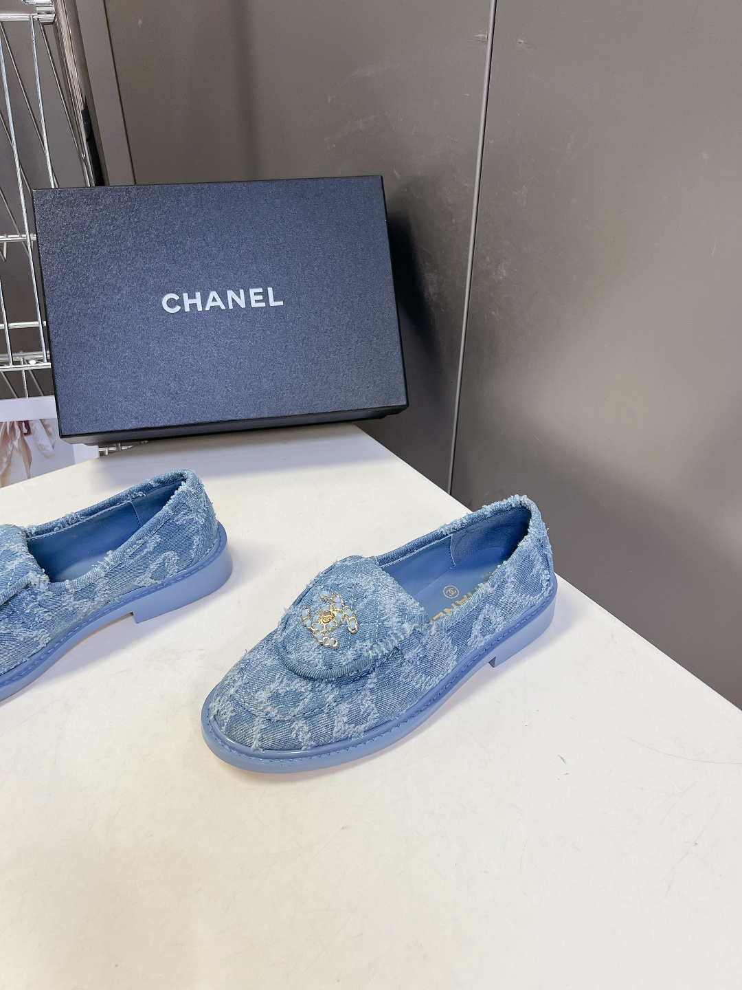 CHANEL香奈儿经典菱格双C乐福鞋超多明星网红种草 鞋盖沿用品牌标志性菱格车缝工艺 搭配可旋转开合金属 CHANEL香奈儿经典菱格双C乐福鞋超多明星网红种草 鞋盖沿用品牌标志性菱格车缝工艺 搭配可旋转开合金属
