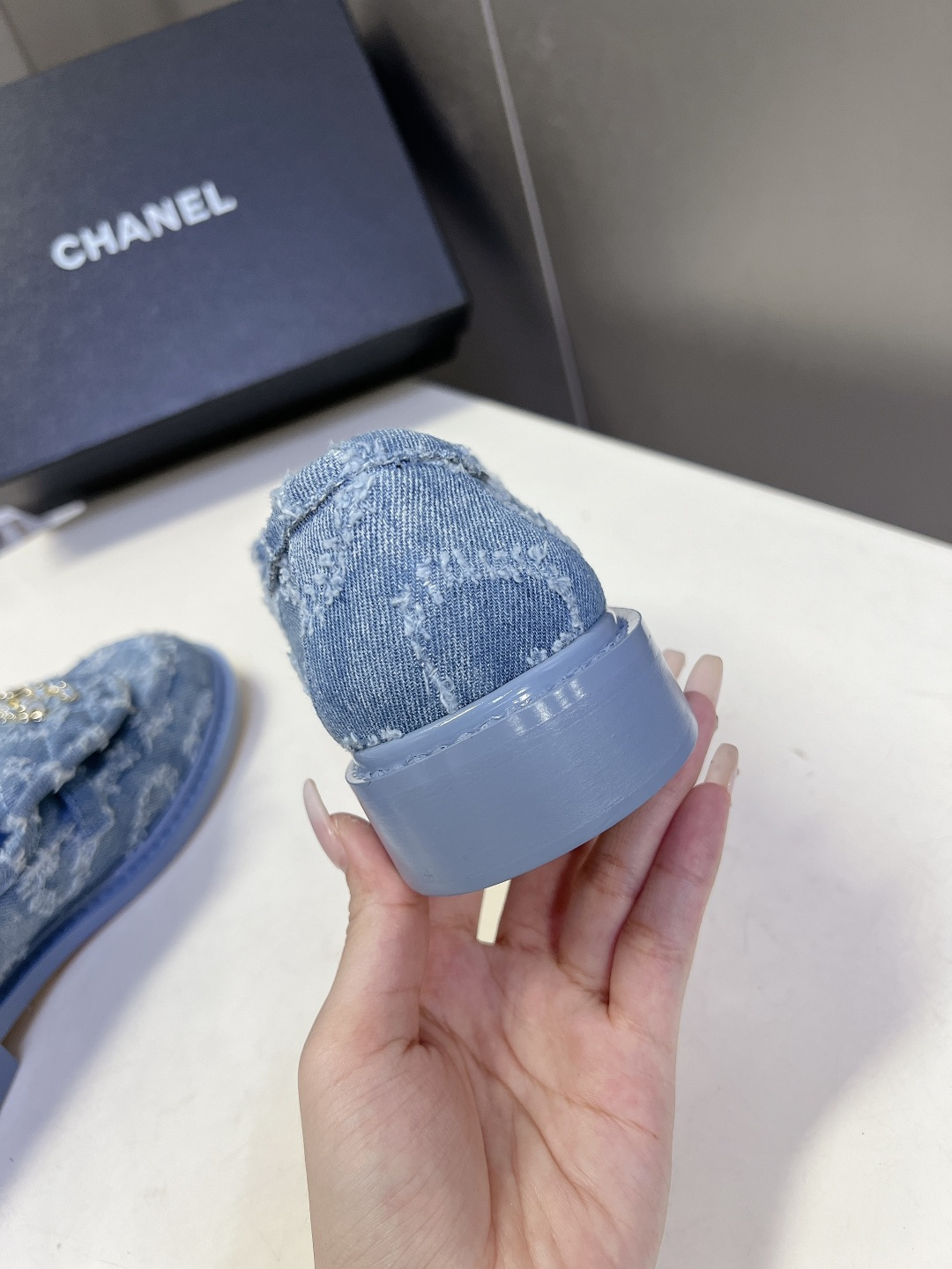 CHANEL香奈儿经典菱格双C乐福鞋超多明星网红种草 鞋盖沿用品牌标志性菱格车缝工艺 搭配可旋转开合金属 CHANEL香奈儿经典菱格双C乐福鞋超多明星网红种草 鞋盖沿用品牌标志性菱格车缝工艺 搭配可旋转开合金属