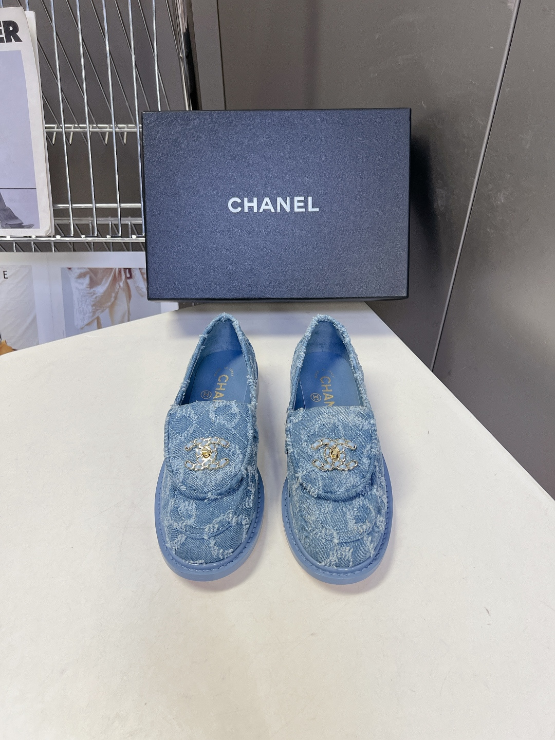 CHANEL香奈儿经典菱格双C乐福鞋超多明星网红种草 鞋盖沿用品牌标志性菱格车缝工艺 搭配可旋转开合金属