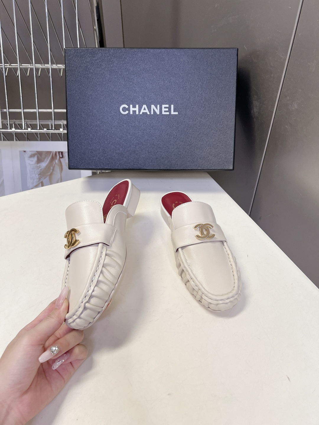 CHANEL香奈儿褶皱双C穆勒半拖乐福鞋超多明星网红种草 鞋身前侧采用手工抽褶捏皱工艺 立体风琴褶皱是本
