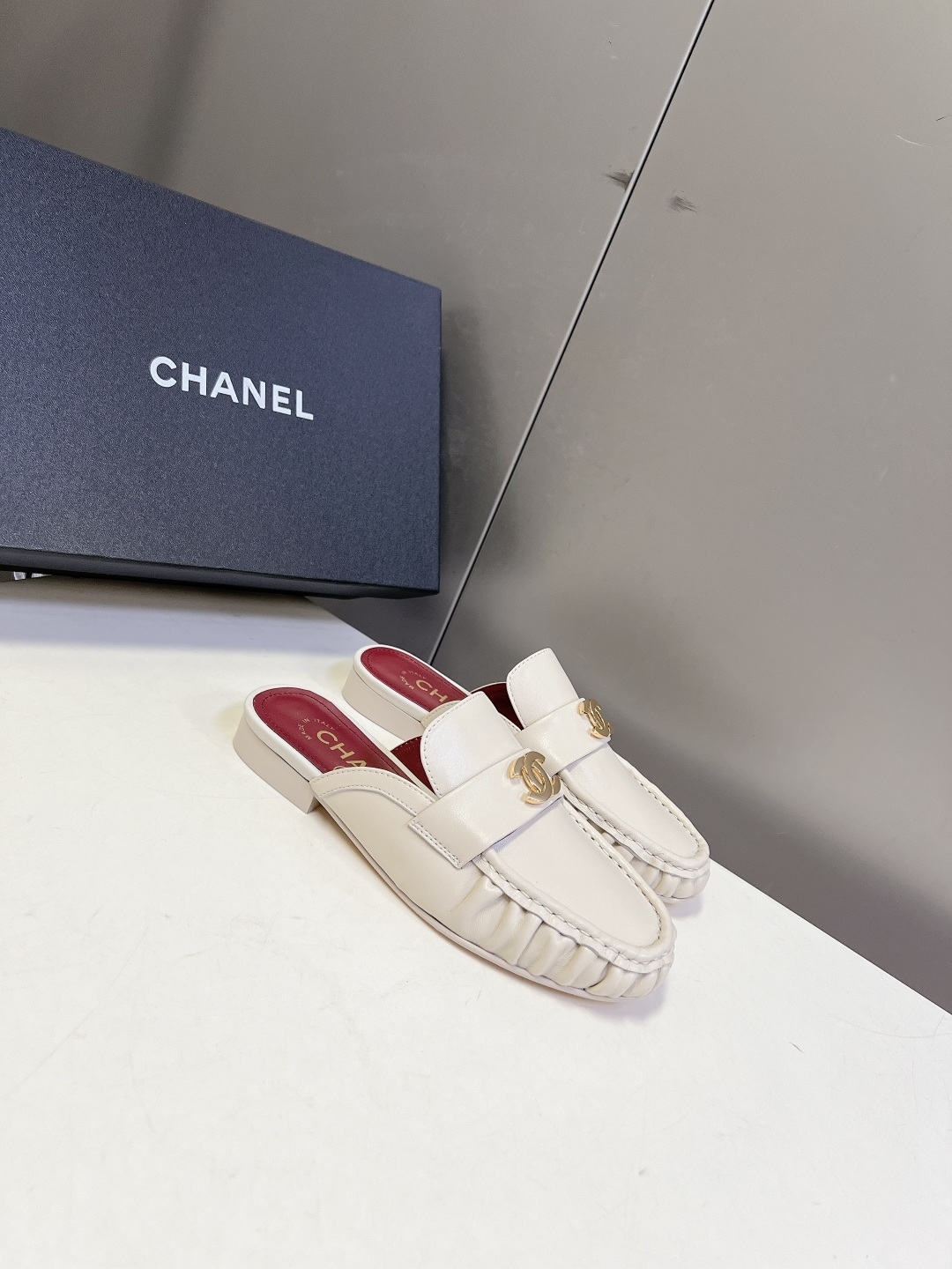 CHANEL香奈儿褶皱双C穆勒半拖乐福鞋超多明星网红种草 鞋身前侧采用手工抽褶捏皱工艺 立体风琴褶皱是本