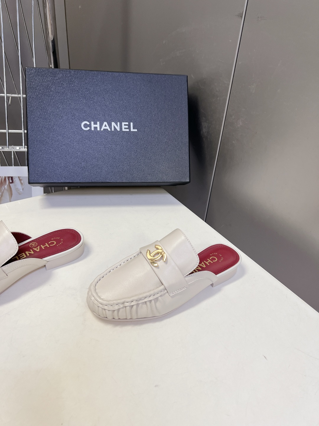 CHANEL香奈儿褶皱双C穆勒半拖乐福鞋超多明星网红种草 鞋身前侧采用手工抽褶捏皱工艺 立体风琴褶皱是本