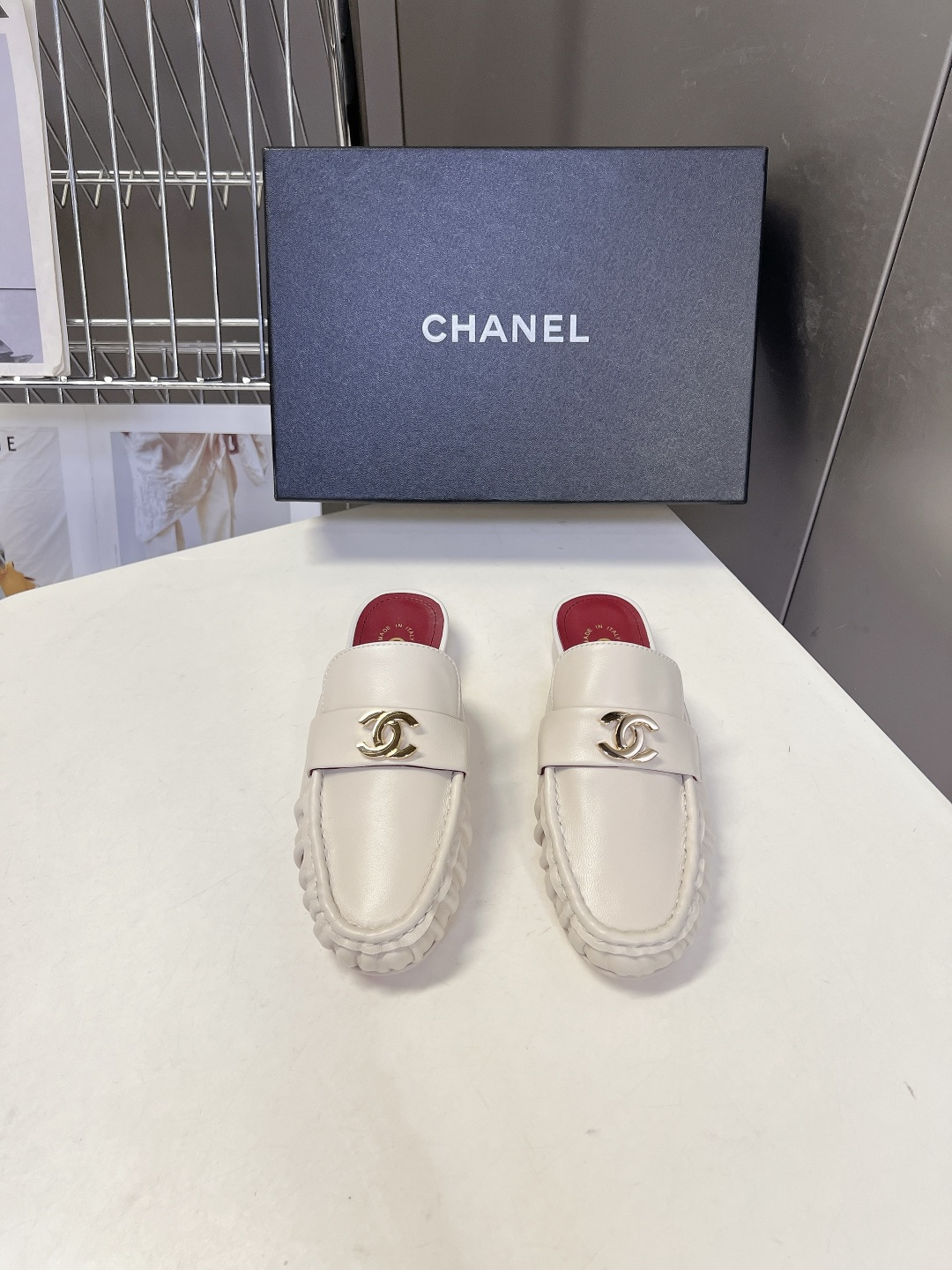 CHANEL香奈儿褶皱双C穆勒半拖乐福鞋超多明星网红种草 鞋身前侧采用手工抽褶捏皱工艺 立体风琴褶皱是本
