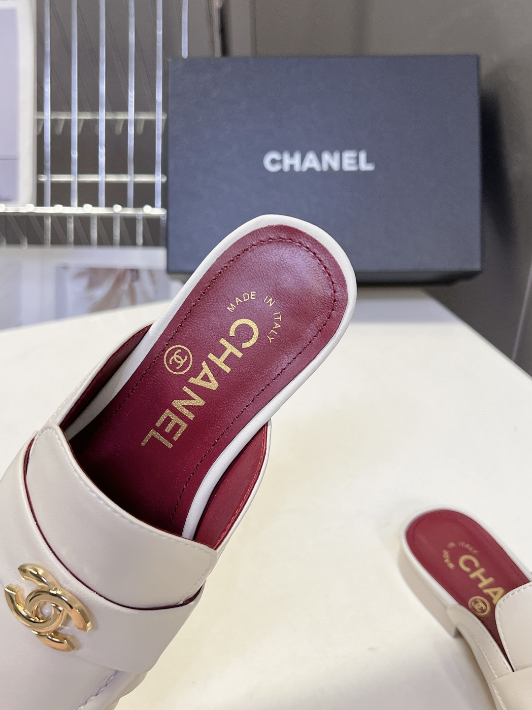 CHANEL香奈儿褶皱双C穆勒半拖乐福鞋超多明星网红种草 鞋身前侧采用手工抽褶捏皱工艺 立体风琴褶皱是本
