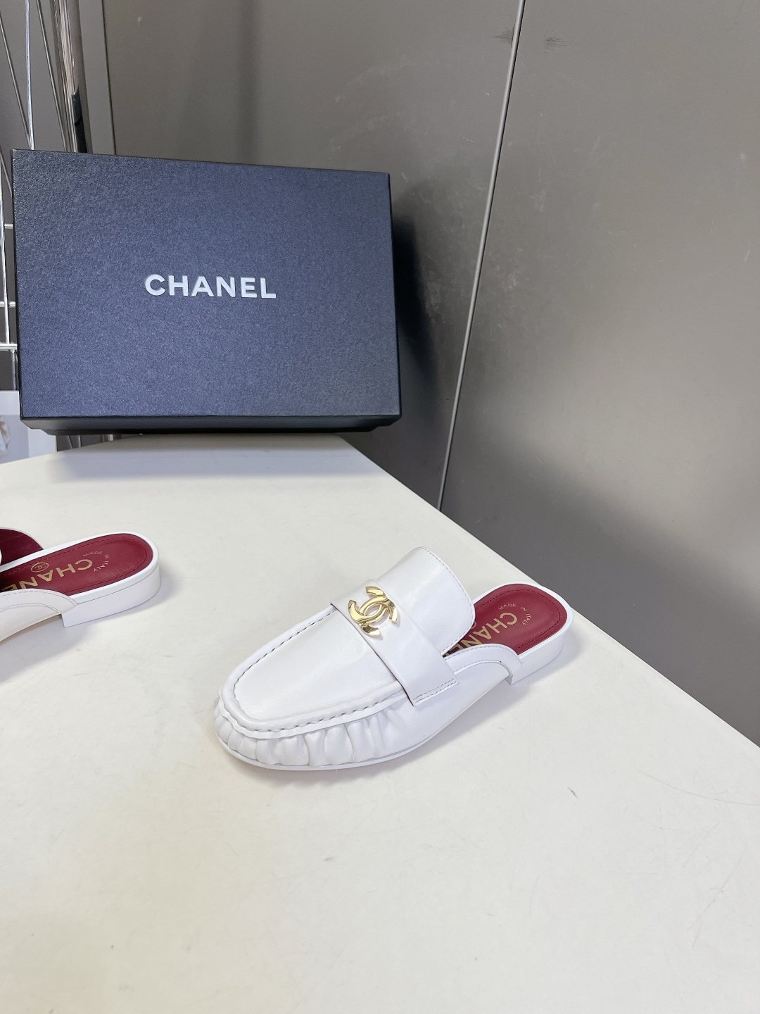CHANEL香奈儿褶皱双C穆勒半拖乐福鞋超多明星网红种草 鞋身前侧采用手工抽褶捏皱工艺 立体风琴褶皱是本 CHANEL香奈儿褶皱双C穆勒半拖乐福鞋超多明星网红种草 鞋身前侧采用手工抽褶捏皱工艺 立体风琴褶皱是本