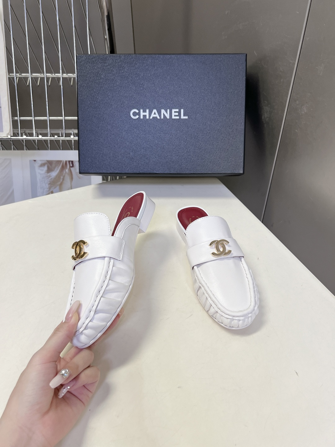 CHANEL香奈儿褶皱双C穆勒半拖乐福鞋超多明星网红种草 鞋身前侧采用手工抽褶捏皱工艺 立体风琴褶皱是本 CHANEL香奈儿褶皱双C穆勒半拖乐福鞋超多明星网红种草 鞋身前侧采用手工抽褶捏皱工艺 立体风琴褶皱是本