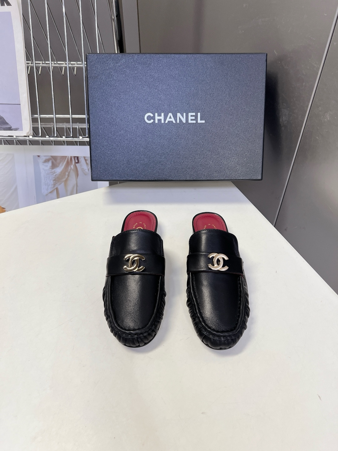 CHANEL香奈儿褶皱双C穆勒半拖乐福鞋超多明星网红种草 鞋身前侧采用手工抽褶捏皱工艺 立体风琴褶皱是本