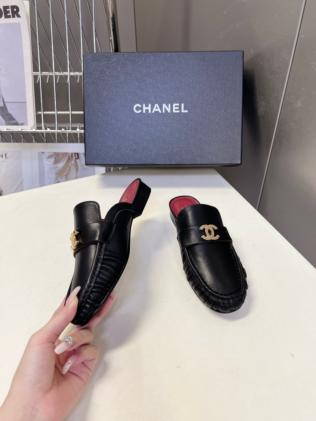 CHANEL香奈儿褶皱双C穆勒半拖乐福鞋超多明星网红种草 鞋身前侧采用手工抽褶捏皱工艺 立体风琴褶皱是本 CHANEL香奈儿褶皱双C穆勒半拖乐福鞋超多明星网红种草 鞋身前侧采用手工抽褶捏皱工艺 立体风琴褶皱是本