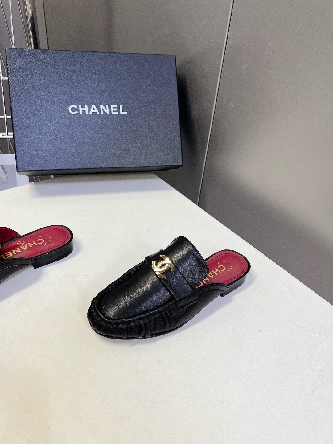 CHANEL香奈儿褶皱双C穆勒半拖乐福鞋超多明星网红种草 鞋身前侧采用手工抽褶捏皱工艺 立体风琴褶皱是本 CHANEL香奈儿褶皱双C穆勒半拖乐福鞋超多明星网红种草 鞋身前侧采用手工抽褶捏皱工艺 立体风琴褶皱是本