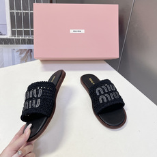MiuMiu缪缪春夏编织字母一字凉拖超多明星网红种草 延续MiuMiu甜妹复古调性 编织元素呼应品牌田园 MiuMiu缪缪春夏编织字母一字凉拖超多明星网红种草 延续MiuMiu甜妹复古调性 编织元素呼应品牌田园
