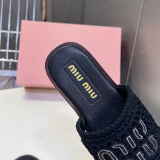 MiuMiu缪缪春夏编织字母一字凉拖超多明星网红种草 延续MiuMiu甜妹复古调性 编织元素呼应品牌田园 MiuMiu缪缪春夏编织字母一字凉拖超多明星网红种草 延续MiuMiu甜妹复古调性 编织元素呼应品牌田园