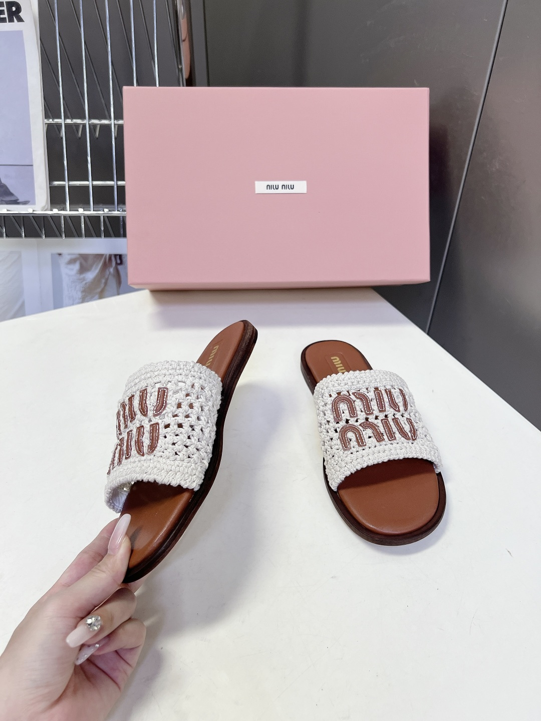 MiuMiu缪缪春夏编织字母一字凉拖超多明星网红种草 延续MiuMiu甜妹复古调性 编织元素呼应品牌田园 MiuMiu缪缪春夏编织字母一字凉拖超多明星网红种草 延续MiuMiu甜妹复古调性 编织元素呼应品牌田园