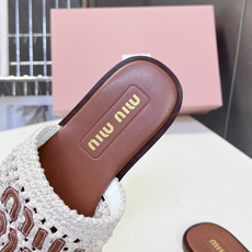 MiuMiu缪缪春夏编织字母一字凉拖超多明星网红种草 延续MiuMiu甜妹复古调性 编织元素呼应品牌田园 MiuMiu缪缪春夏编织字母一字凉拖超多明星网红种草 延续MiuMiu甜妹复古调性 编织元素呼应品牌田园