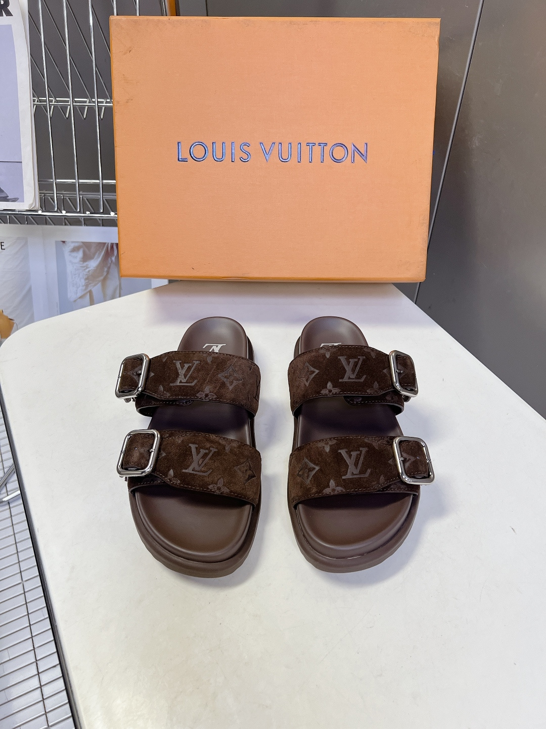 Louis Vuitton路易威登双搭扣凉拖超多明星网红种草 鞋面采用Monogram压纹小牛皮 立体老