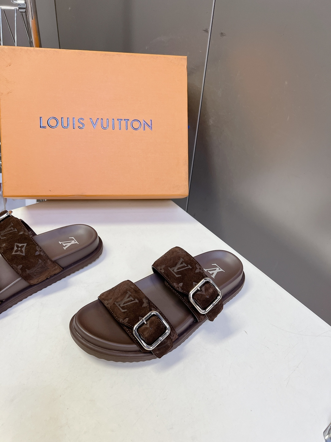 Louis Vuitton路易威登双搭扣凉拖超多明星网红种草 鞋面采用Monogram压纹小牛皮 立体老