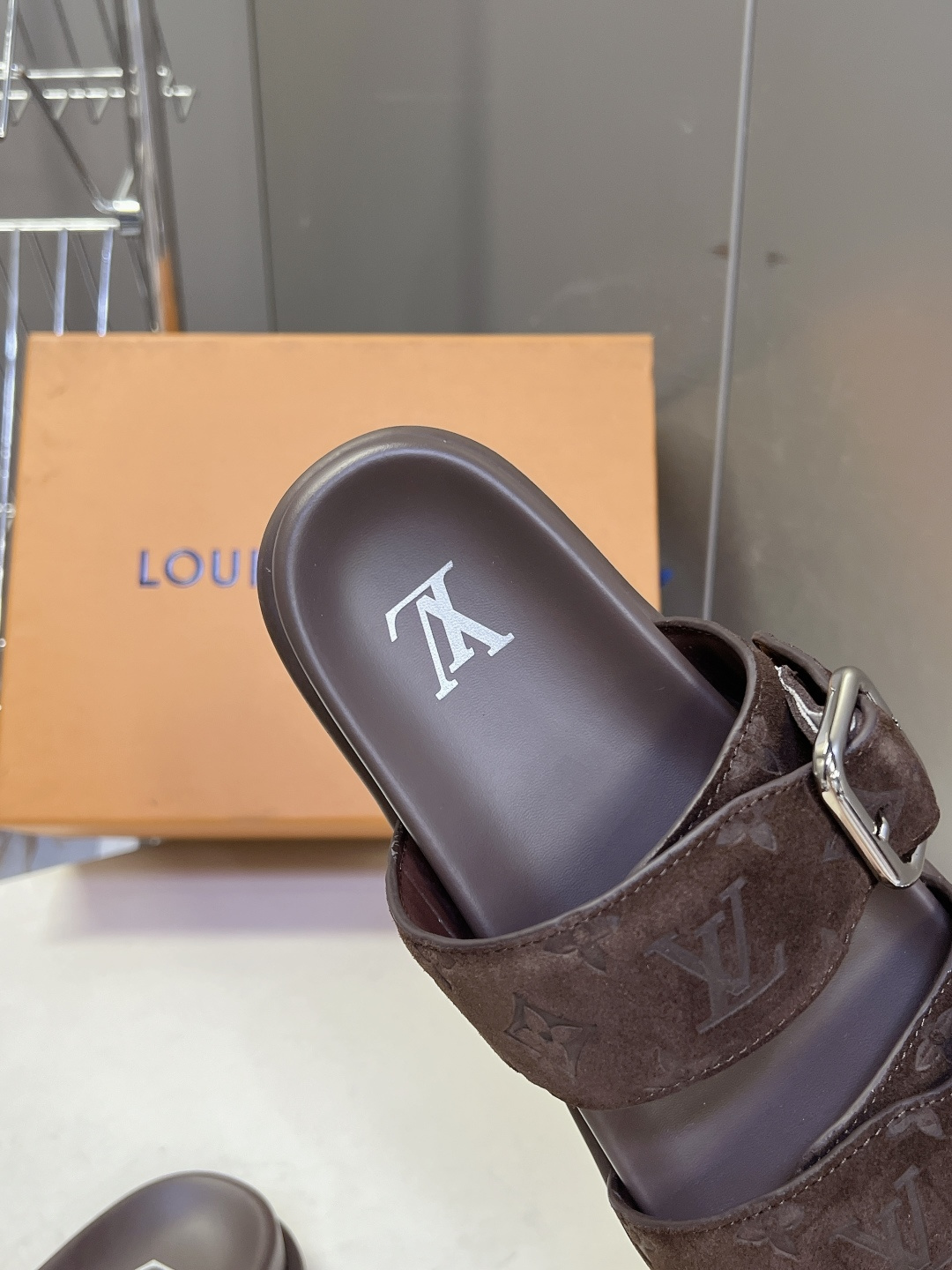 Louis Vuitton路易威登双搭扣凉拖超多明星网红种草 鞋面采用Monogram压纹小牛皮 立体老