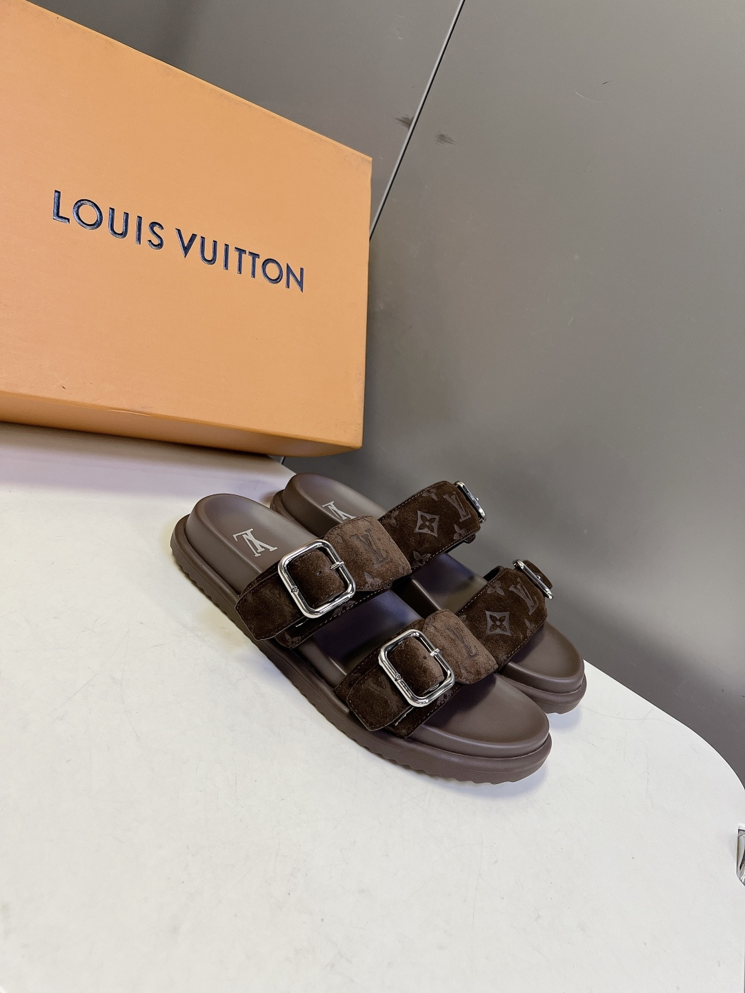 Louis Vuitton路易威登双搭扣凉拖超多明星网红种草 鞋面采用Monogram压纹小牛皮 立体老