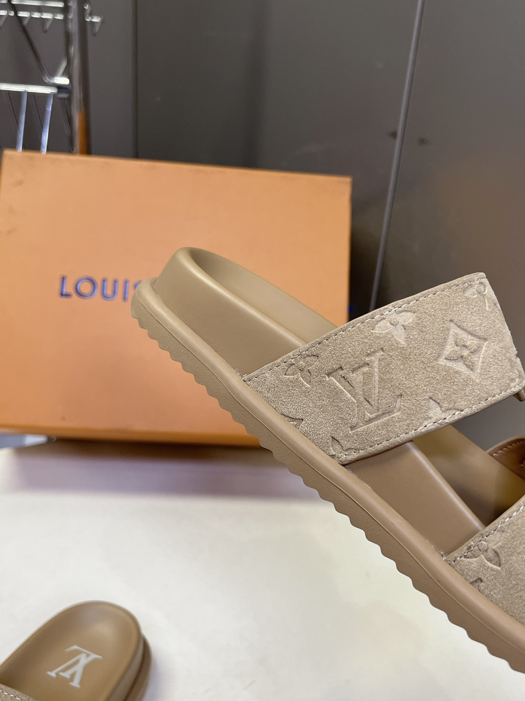 Louis Vuitton路易威登双搭扣凉拖超多明星网红种草 鞋面采用Monogram压纹小牛皮 立体老