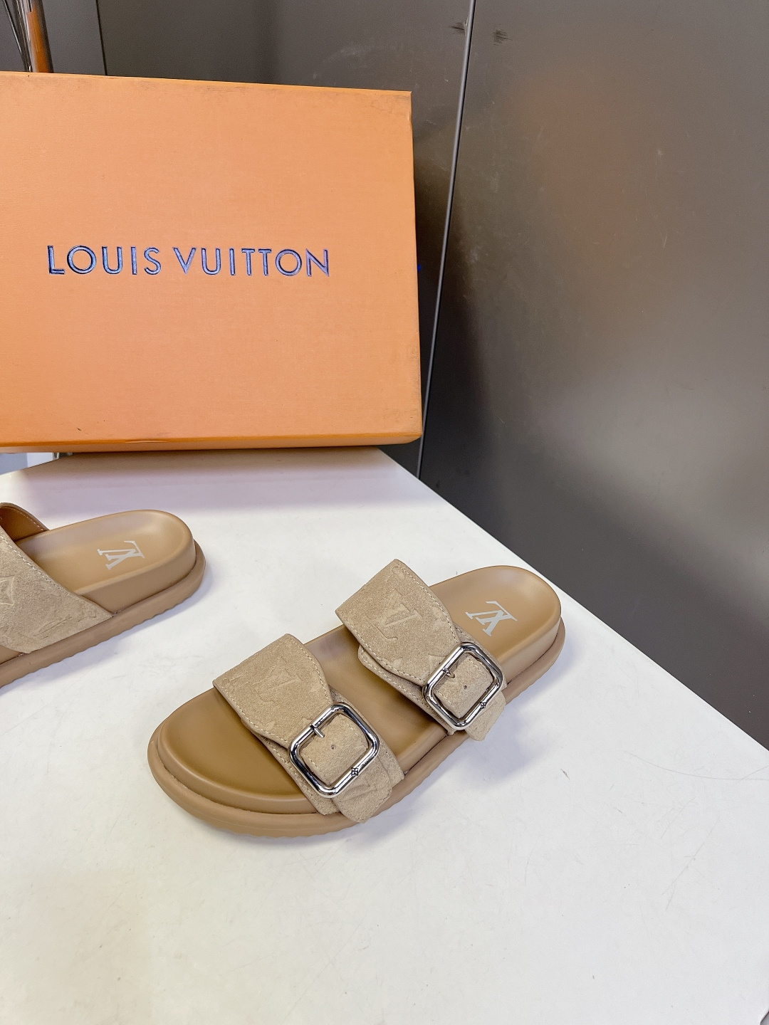 Louis Vuitton路易威登双搭扣凉拖超多明星网红种草 鞋面采用Monogram压纹小牛皮 立体老