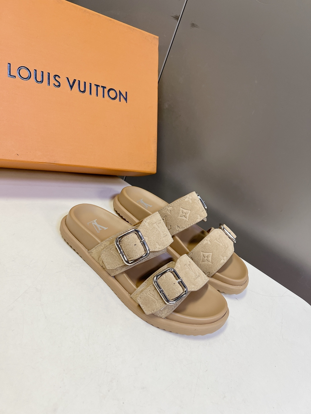 Louis Vuitton路易威登双搭扣凉拖超多明星网红种草 鞋面采用Monogram压纹小牛皮 立体老