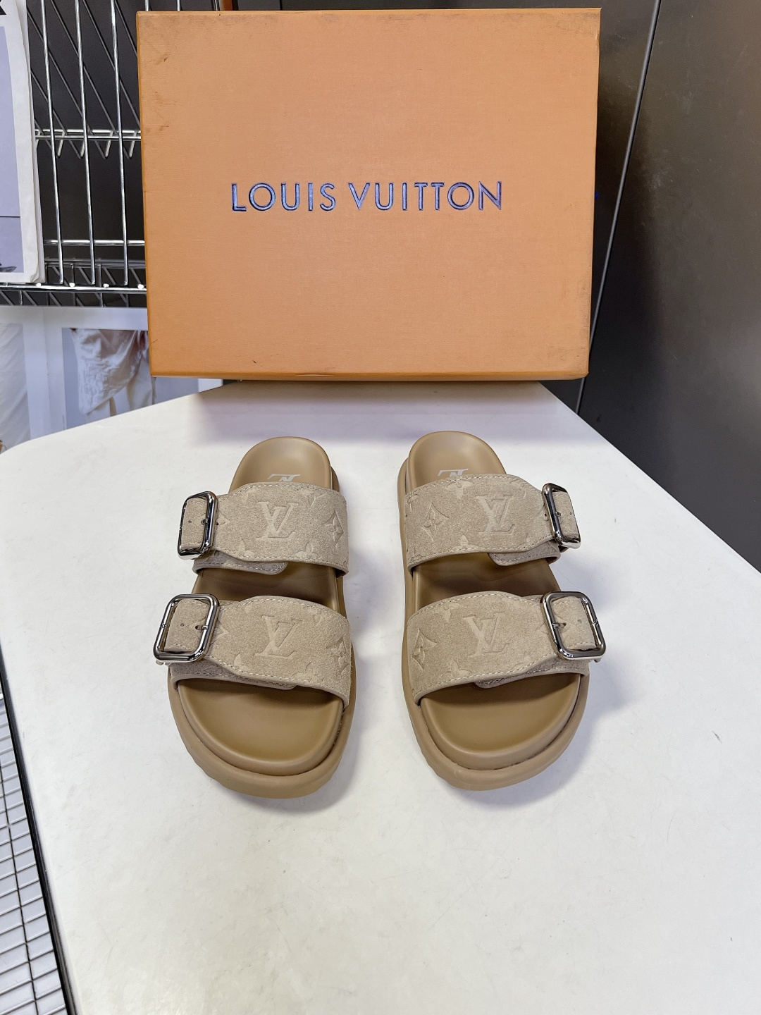 Louis Vuitton路易威登双搭扣凉拖超多明星网红种草 鞋面采用Monogram压纹小牛皮 立体老