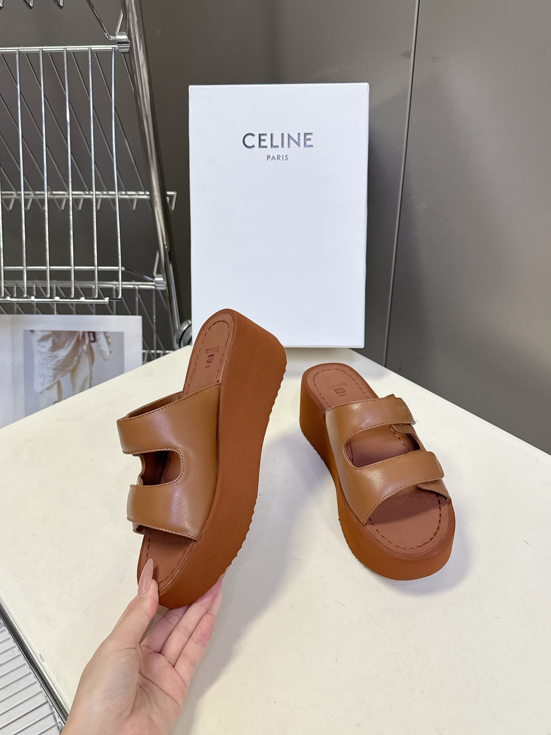 CELINE思琳春夏最新款厚底松糕凯旋门凉鞋超多明星网红种草 标志性Triomphe凯旋门元素 是品牌辨