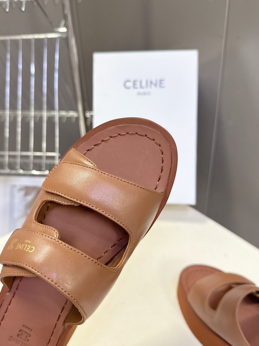 CELINE思琳春夏最新款厚底松糕凯旋门凉鞋超多明星网红种草 标志性Triomphe凯旋门元素 是品牌辨