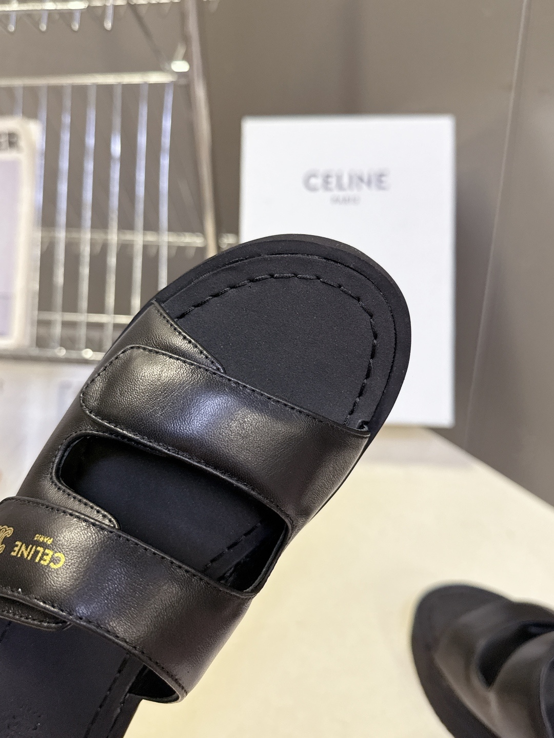 CELINE思琳春夏最新款厚底松糕凯旋门凉鞋超多明星网红种草 标志性Triomphe凯旋门元素 是品牌辨