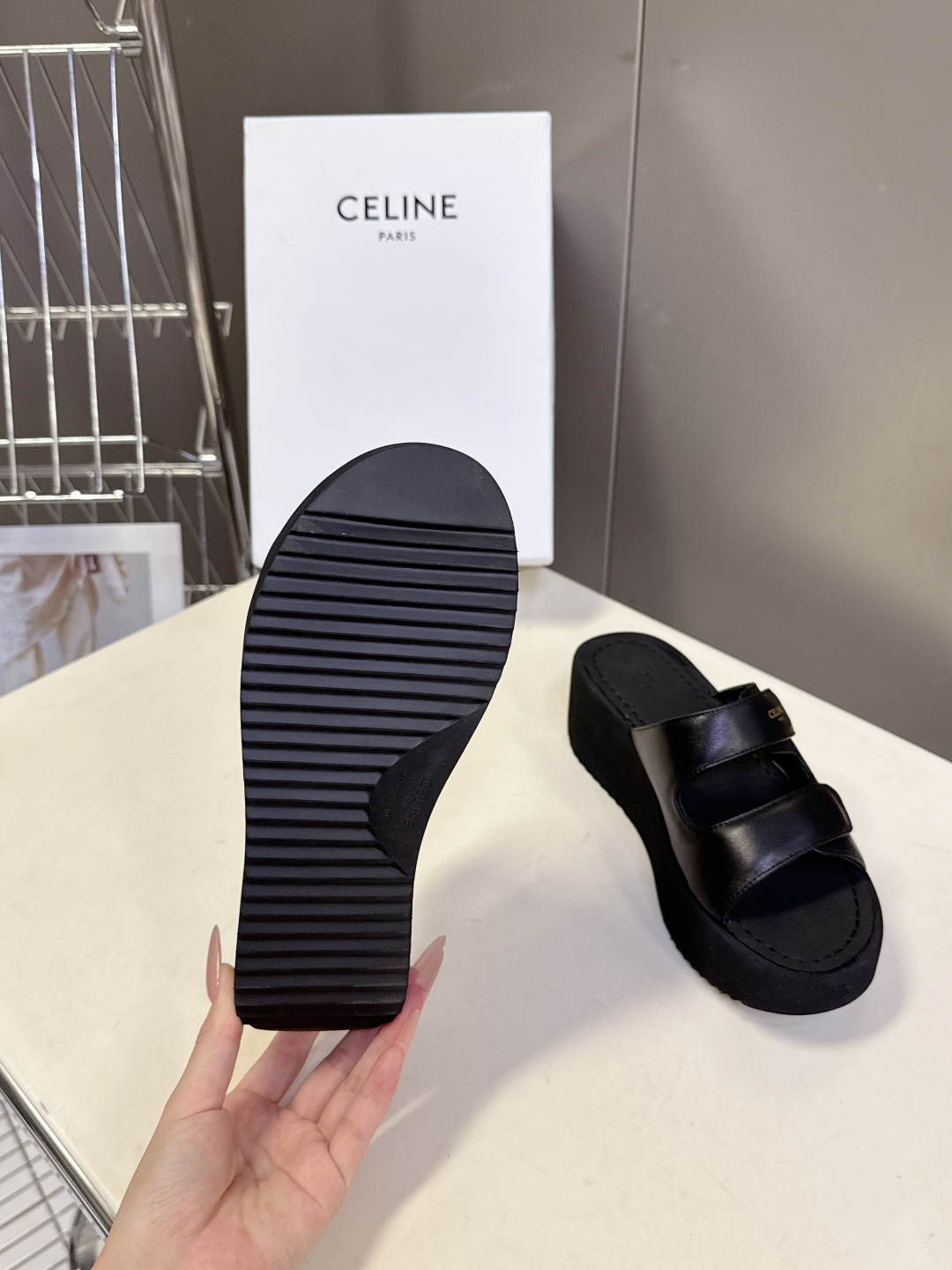CELINE思琳春夏最新款厚底松糕凯旋门凉鞋超多明星网红种草 标志性Triomphe凯旋门元素 是品牌辨