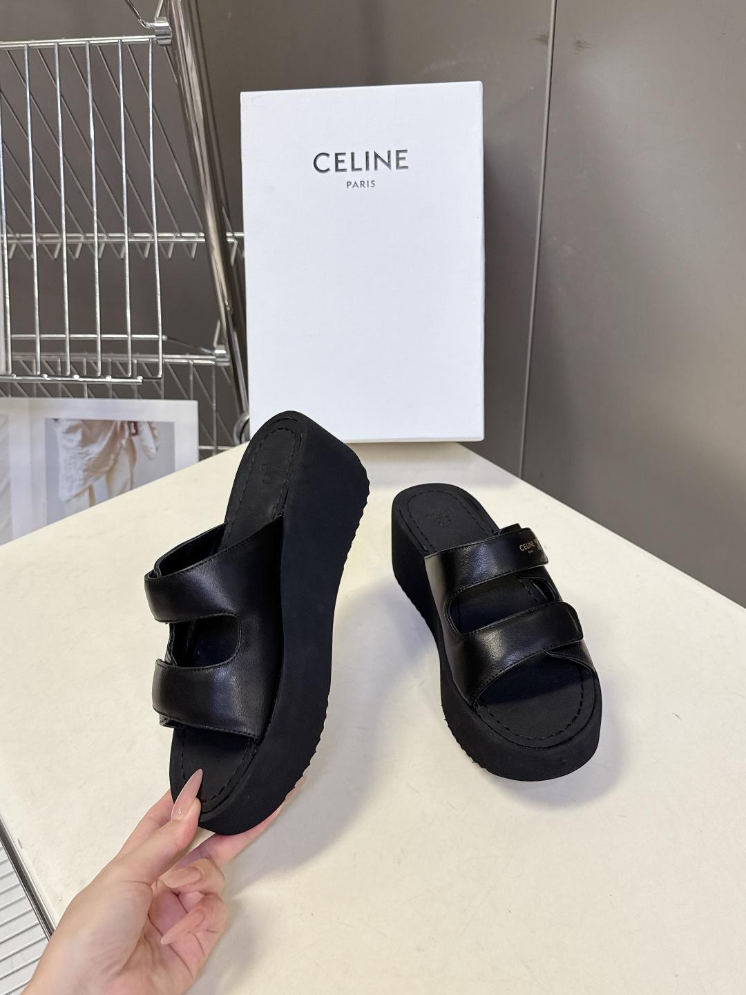CELINE思琳春夏最新款厚底松糕凯旋门凉鞋超多明星网红种草 标志性Triomphe凯旋门元素 是品牌辨