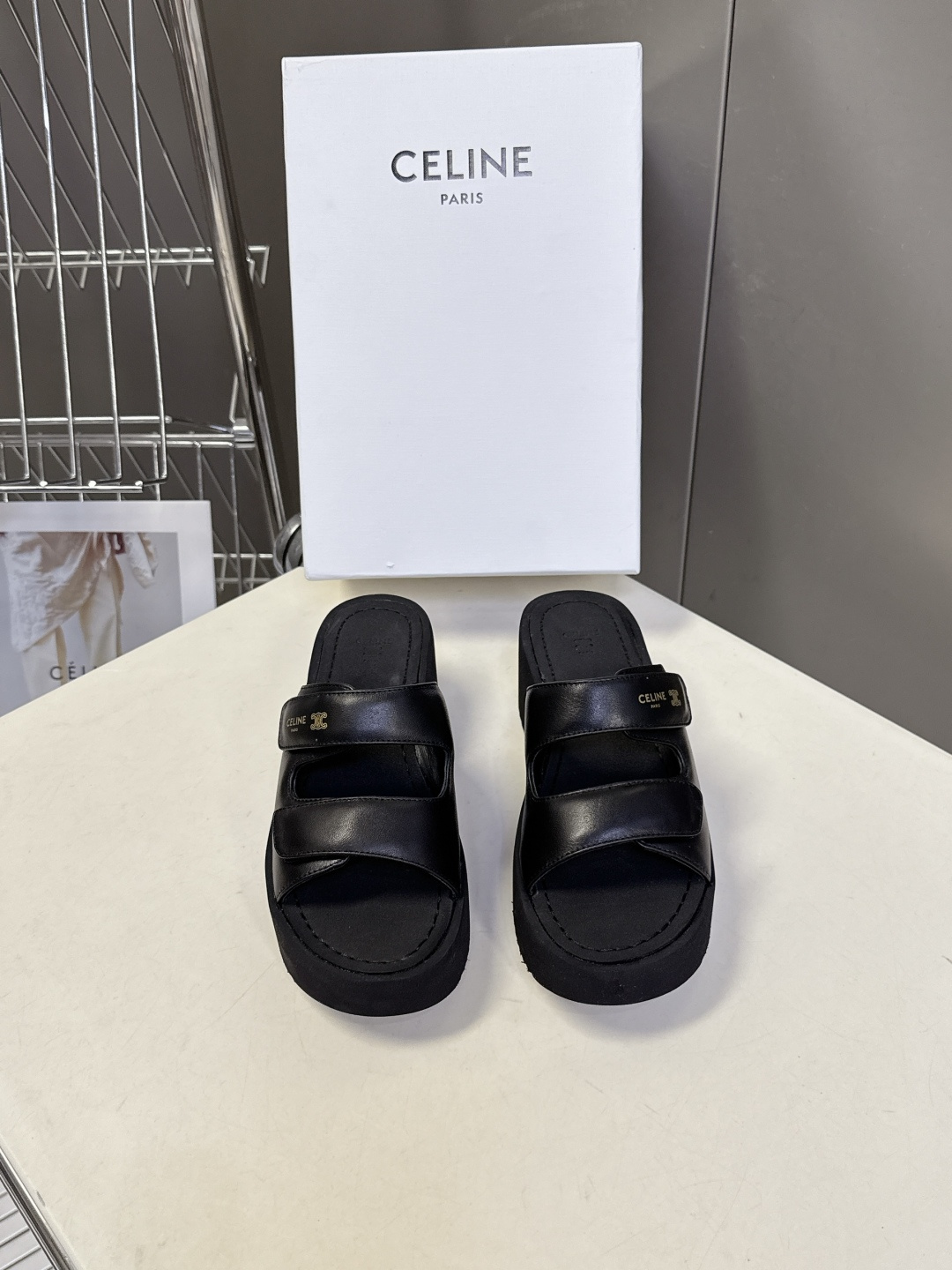 CELINE思琳春夏最新款厚底松糕凯旋门凉鞋超多明星网红种草 标志性Triomphe凯旋门元素 是品牌辨
