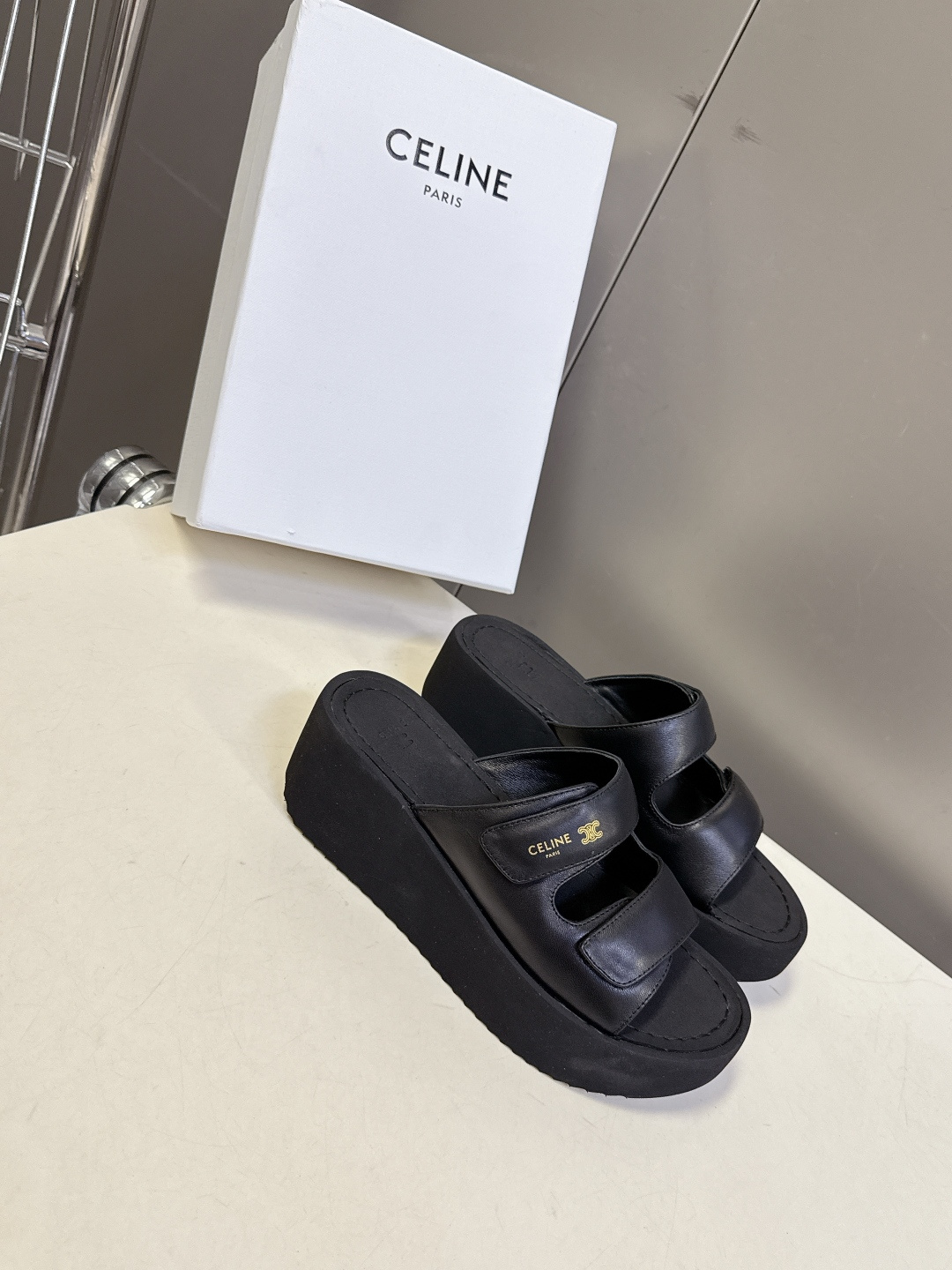 CELINE思琳春夏最新款厚底松糕凯旋门凉鞋超多明星网红种草 标志性Triomphe凯旋门元素 是品牌辨