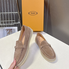 TOD'S托德斯春夏最新款的草编底乐福鞋超多明星网红种草 鞋底边缘采用拉菲草编织工艺 自带度假感和松弛感 TOD'S托德斯春夏最新款的草编底乐福鞋超多明星网红种草 鞋底边缘采用拉菲草编织工艺 自带度假感和松弛感