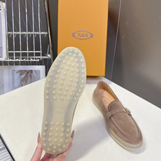 TOD'S托德斯春夏最新款的草编底乐福鞋超多明星网红种草 鞋底边缘采用拉菲草编织工艺 自带度假感和松弛感 TOD'S托德斯春夏最新款的草编底乐福鞋超多明星网红种草 鞋底边缘采用拉菲草编织工艺 自带度假感和松弛感