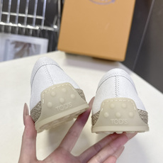 TOD'S托德斯春夏最新款的草编底乐福鞋超多明星网红种草 鞋底边缘采用拉菲草编织工艺 自带度假感和松弛感 TOD'S托德斯春夏最新款的草编底乐福鞋超多明星网红种草 鞋底边缘采用拉菲草编织工艺 自带度假感和松弛感
