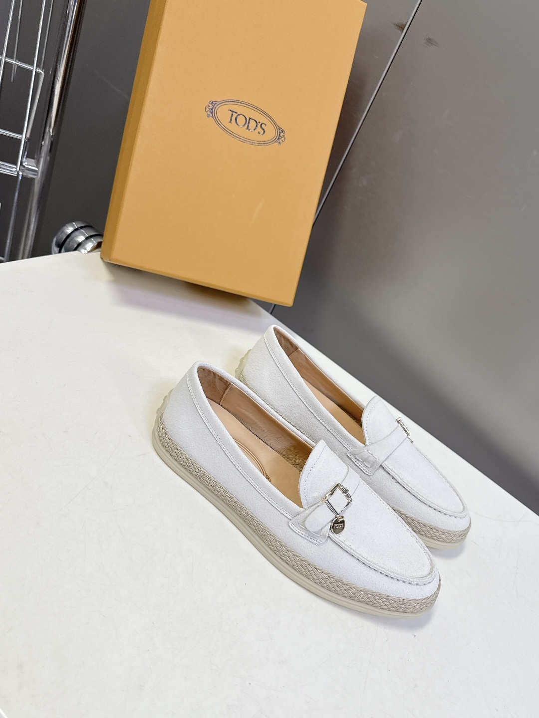 TOD'S托德斯春夏最新款的草编底乐福鞋超多明星网红种草 鞋底边缘采用拉菲草编织工艺 自带度假感和松弛感 TOD'S托德斯春夏最新款的草编底乐福鞋超多明星网红种草 鞋底边缘采用拉菲草编织工艺 自带度假感和松弛感