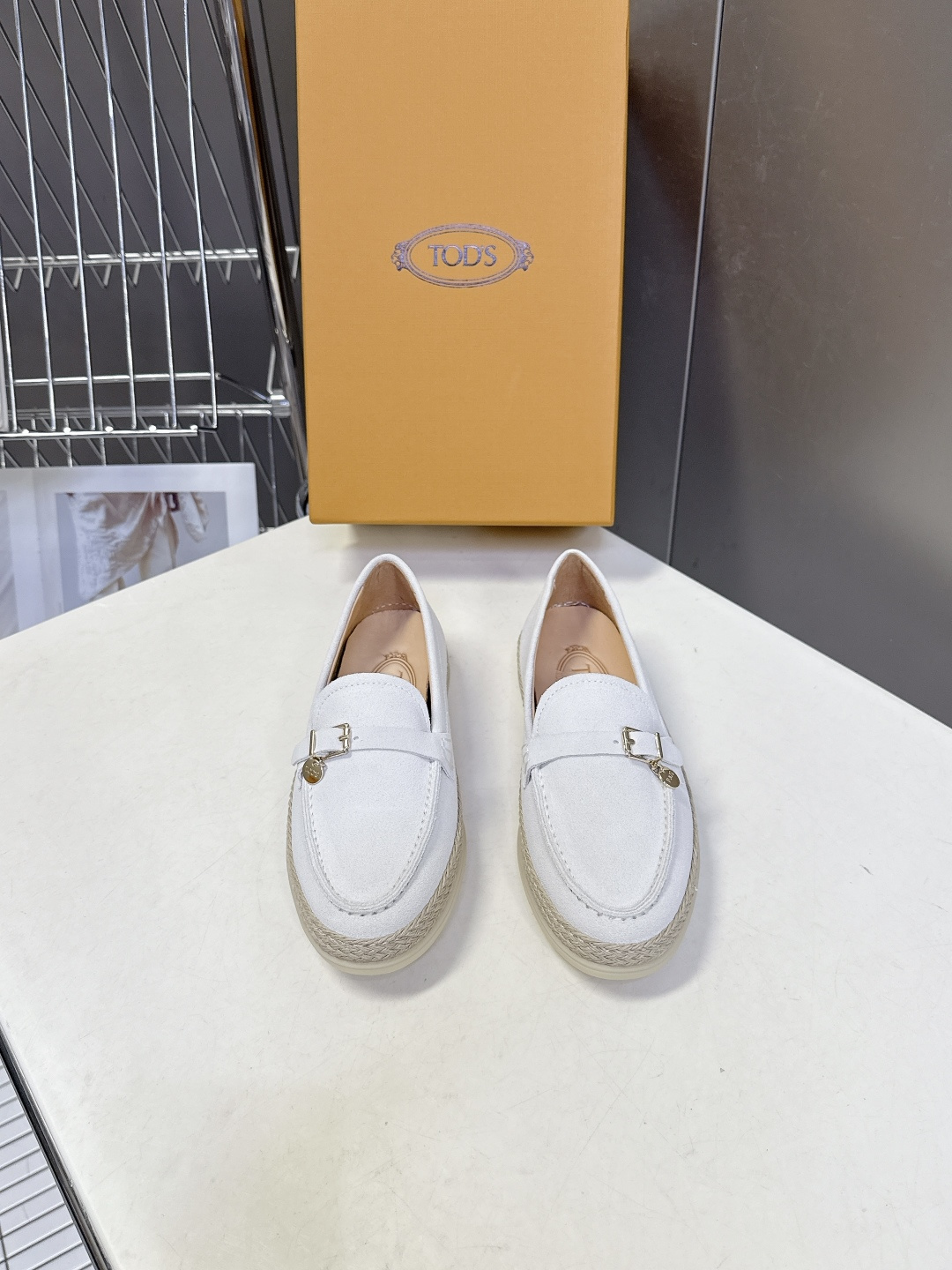 TOD'S托德斯春夏最新款的草编底乐福鞋超多明星网红种草 鞋底边缘采用拉菲草编织工艺 自带度假感和松弛感