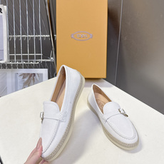 TOD'S托德斯春夏最新款的草编底乐福鞋超多明星网红种草 鞋底边缘采用拉菲草编织工艺 自带度假感和松弛感 TOD'S托德斯春夏最新款的草编底乐福鞋超多明星网红种草 鞋底边缘采用拉菲草编织工艺 自带度假感和松弛感