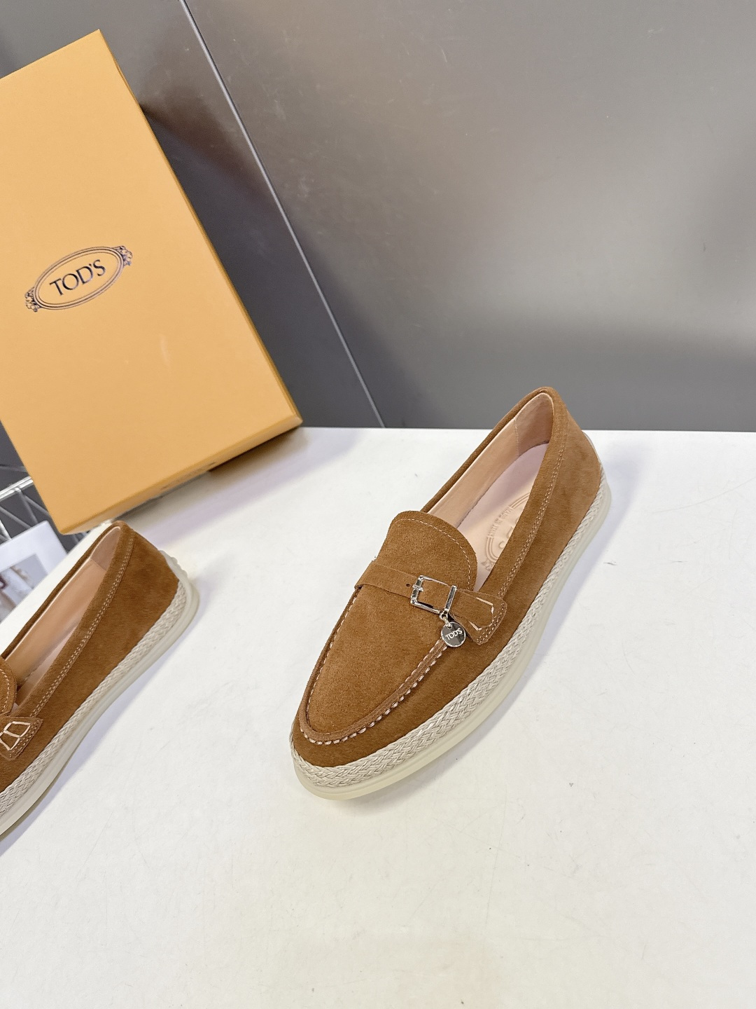 TOD'S托德斯春夏最新款的草编底乐福鞋超多明星网红种草 鞋底边缘采用拉菲草编织工艺 自带度假感和松弛感