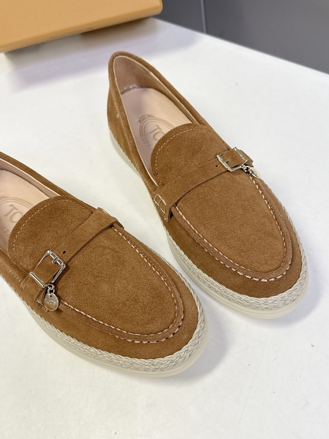 TOD'S托德斯春夏最新款的草编底乐福鞋超多明星网红种草 鞋底边缘采用拉菲草编织工艺 自带度假感和松弛感