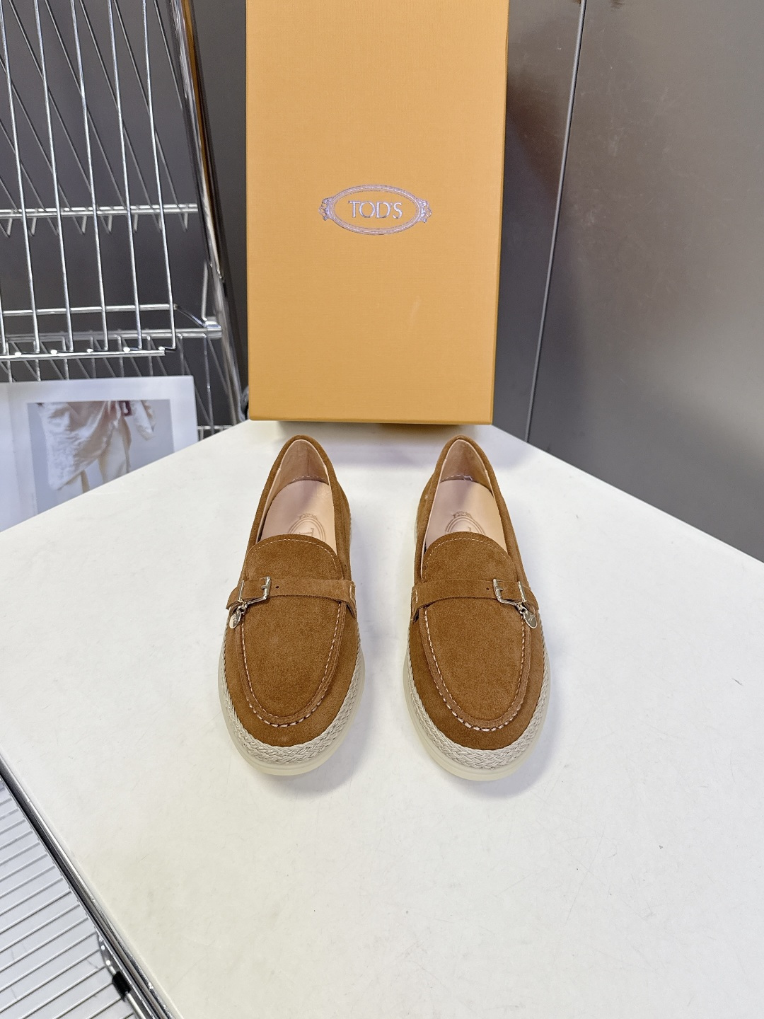TOD'S托德斯春夏最新款的草编底乐福鞋超多明星网红种草 鞋底边缘采用拉菲草编织工艺 自带度假感和松弛感